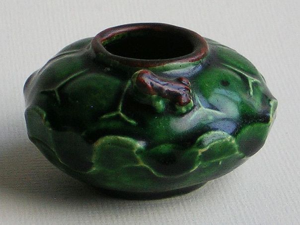 Brush washer with a frog on lotus leaves - (3638)